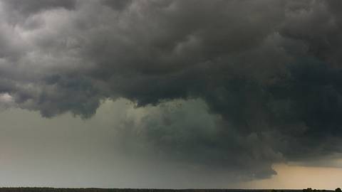 Ein extremer Wetterwechsel kündigt sich an. - Foto: istock/ Xander_D