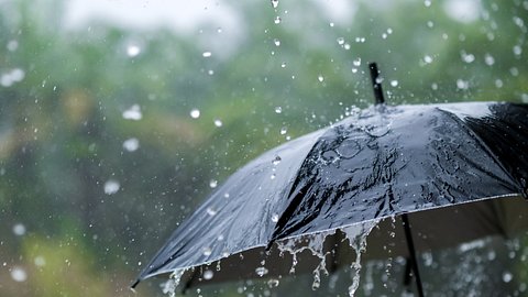 Da braut sich was zusammen! Jetzt kommt der große Gewitter-Knall - Foto: sarayut Thaneerat/Getty Images (Symbolbild)