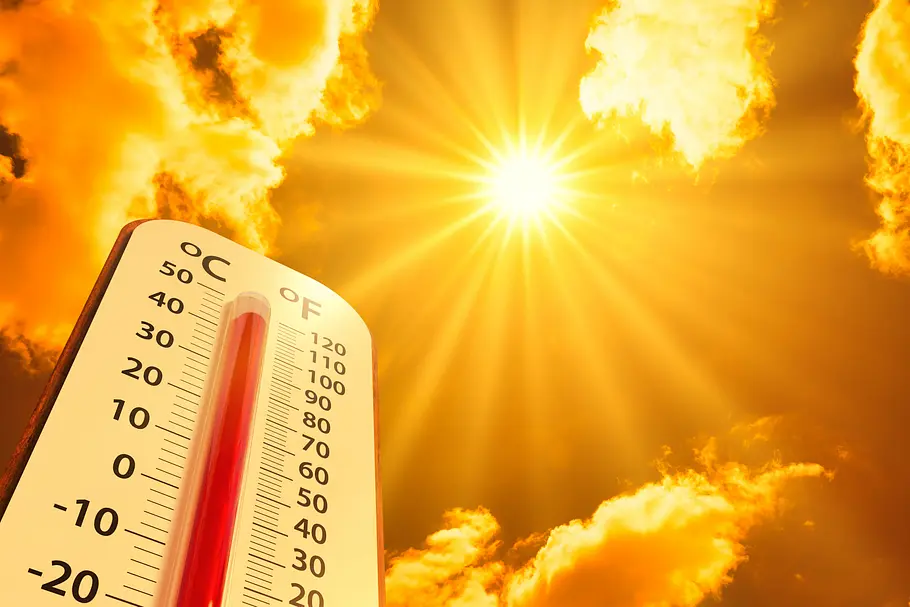 Symbolbild: Sommerhimmel mit Sonne, Wolken und Thermometer Symbolbild: Sommerhimmel mit Sonne, Wolken und Thermometer