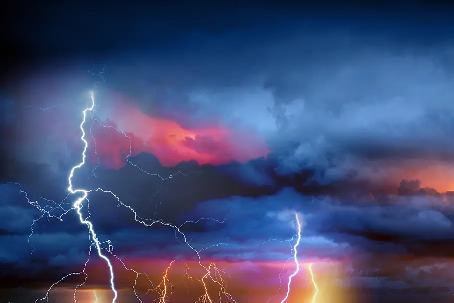 Himmel mit schwarzen und grauen Gewitterwolken und Blitzen Himmel mit schwarzen und grauen Gewitterwolken und Blitzen