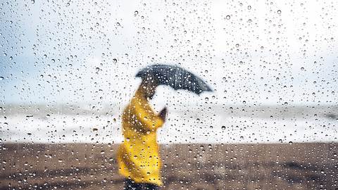 Pfingsten fällt ins Wasser! Die nächste Gewitter-Front naht - Foto: Ozgur Donmaz/Getty Images