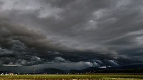 In Deutschland wird es stürmisch. - Foto: iStock/zakaz86