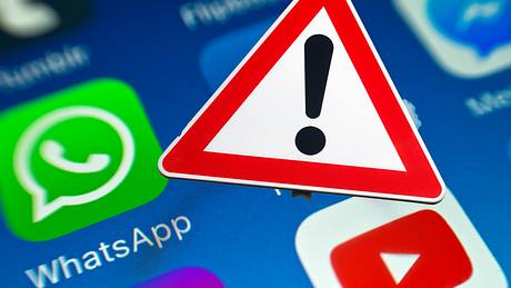 Achtung: Fiese Gauner betrügen mit Oster-Fake-Gewinnspiel auf WhatsApp - Foto: Collage aus PointImages/iStock & fatido/iStock