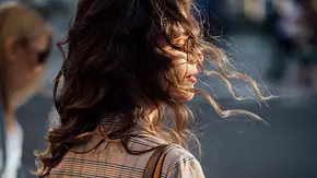 Frau mit braunen langen Haaren im Wind (Themenbild) - Foto: FreshSplash/iStock Frau mit braunen langen Haaren im Wind (Themenbild) - Foto: FreshSplash/iStock