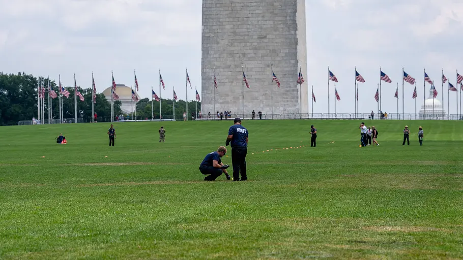 Ermittlungen auf der National Mall in Washington Einsatzkräfte untersuchen eine Rasenfläche auf der National Mall in Washington vor dem Washington Monument.