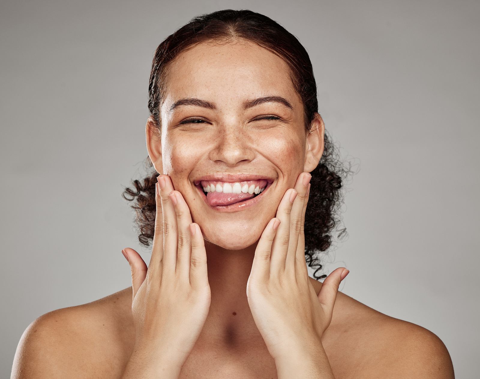 Strahlend weiße Zähne ohne Zahnarzt? Diese Whitening Strips sind ein Renner bei Amazon!