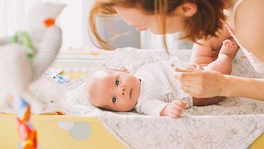 Wickelauflage-Test: Baby wird gewickelt - Foto: NataliaDeriabina / iStock