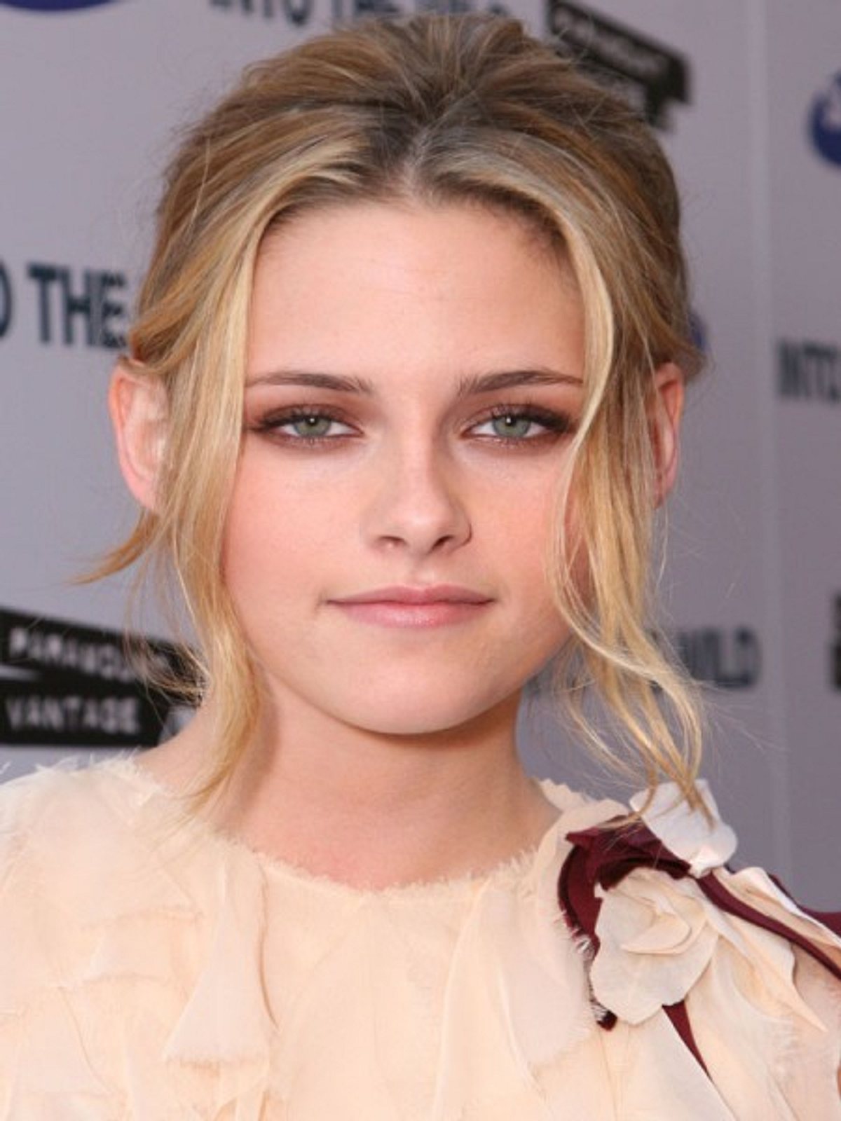 wie ein blondes engelchen sah kristen stewart im september7 bei der filmpremiere von into the wild in los angeles aus