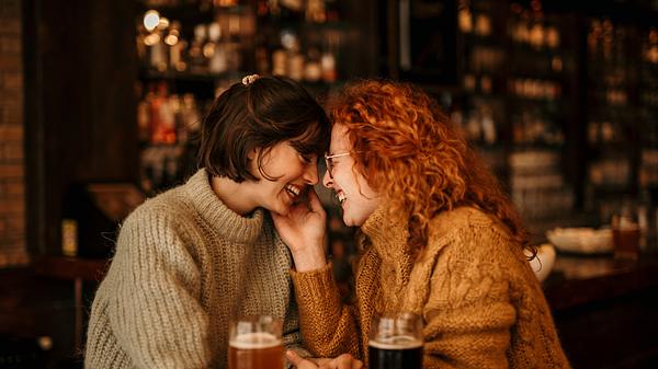 Wie flirten Frauen mit Frauen? Tipps und Anzeichen  - Foto: Studio4/iStock