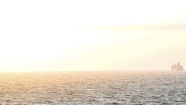 Ein Bild von der Nordsee. Die Sonne scheint, ein Kreuzfahrtschiff im Hintergrund. - Foto: IMAGO / diebildwerft Ein Bild von der Nordsee. Die Sonne scheint, ein Kreuzfahrtschiff im Hintergrund. - Foto: IMAGO / diebildwerft