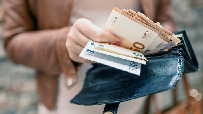 Wie spare ich Geld? Mit unseren Tipps kannst du dein Geld besser verwenden - Foto: dragana991/iStock