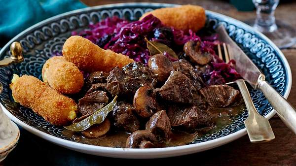 Gulasch-Rezepte: Wildgulasch kommt auch bei Gästen immer gut an. - Foto: Food & Foto, Hamburg