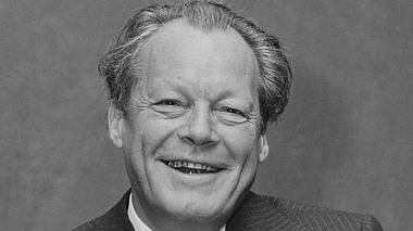 Willy Brandt (†78): Der Kanzler, der die Herzen brach ...  - Foto: Evening Standard/Getty Images