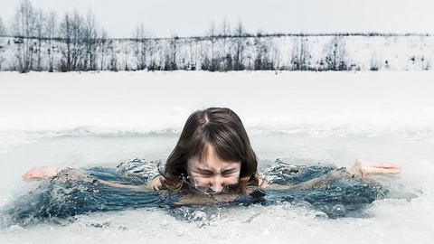 Wim-Hof-Methode: Eisbaden kann, aber muss als Kältetherapie nicht sein - es reicht auch eine kalte Dusche. - Foto: mihtiander/iStock