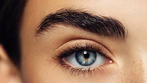 Wimpernlifting-Set benutzt auch diese Frau für ihre Lashes - Foto: iStock/CoffeeAndMilk