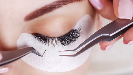 Lang, üppig, dicht, schön geschwungen - von solchen Mega-Wimpern träumen die meisten Frauen. - Foto: Istock/milicsirent 