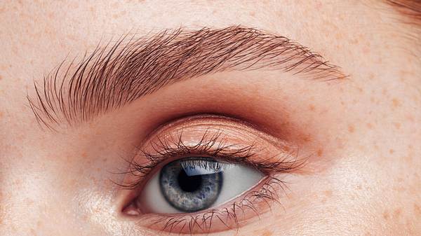 Wimpernserum ohne Hormone - Foto: iStock/CoffeeAndMilk