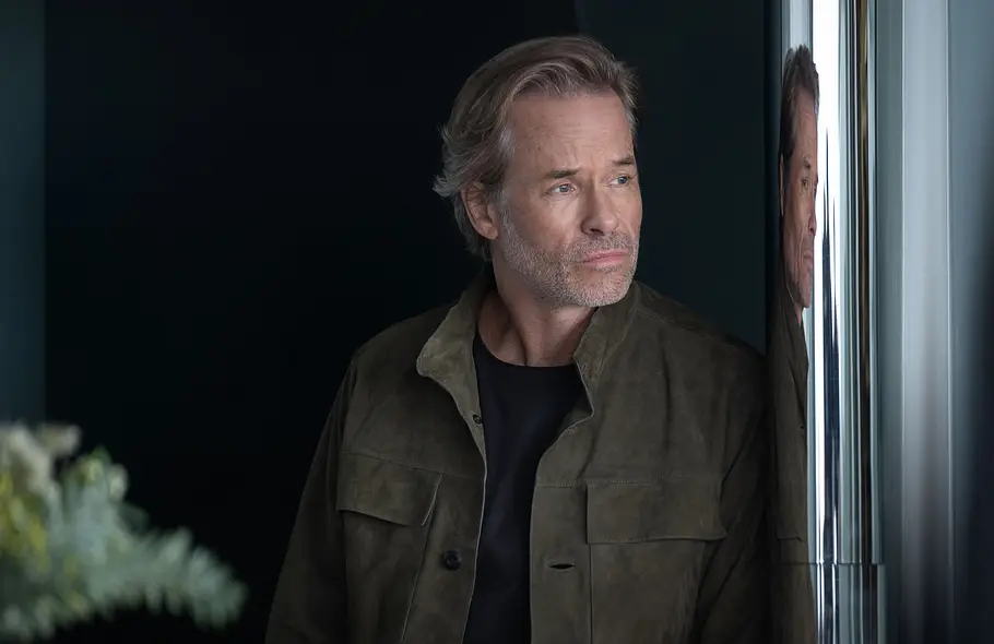Guy Pearce als Richard Bullmer in „The Woman in Cabin 10“.
