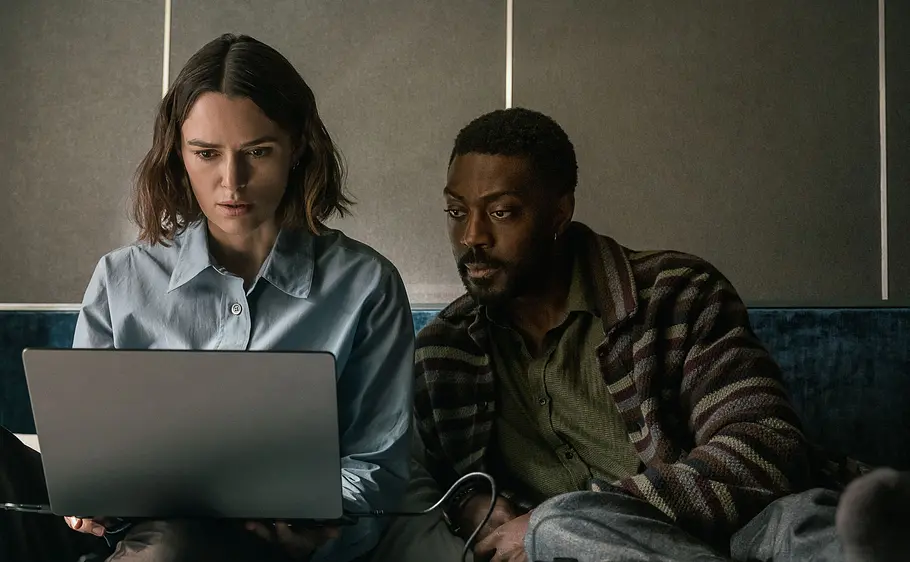 Keira Knightley als Lo und David Ajala als Ben in „The Woman in Cabin 10“.