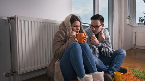 Warme Wolldecke notwendig! Immobilienkonzern stimmt Mieter auf kalten Winter ein - Foto: Jevtic/iStock by Getty Images (Symbolbild)