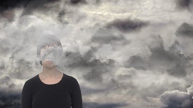 Frau mit grauen Wolken. Depression, Traurigkeit Konzept