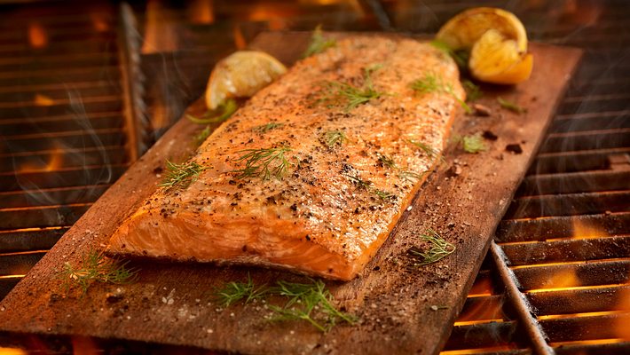 Cedar Plank Salmon on the BBQ - Foto: LauriPatterson/iStock