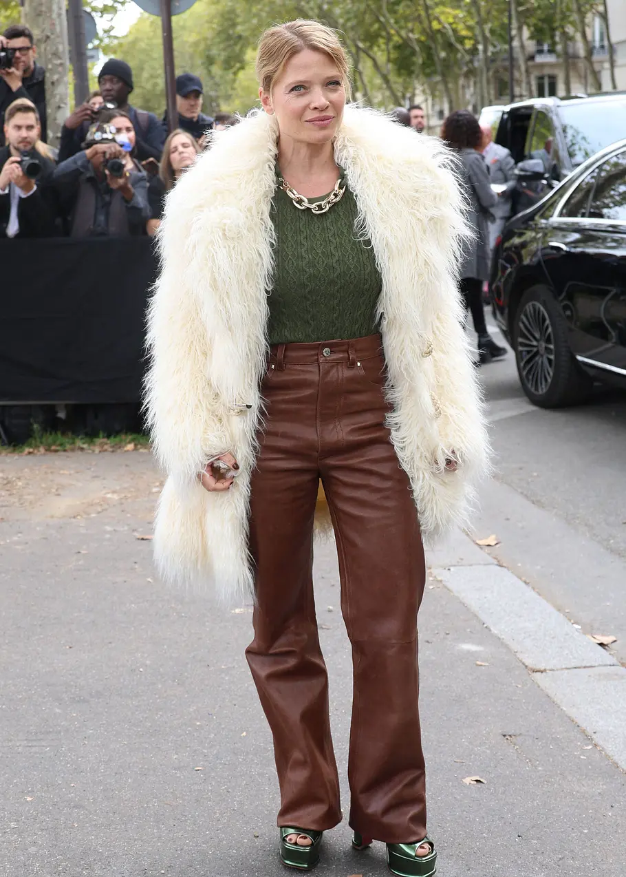Winterjacke Trends: Fake Fur Jacke als Streetstyle Winterjacke Trends: Streetstyle von einer Frau mit Fake Fur Jacke