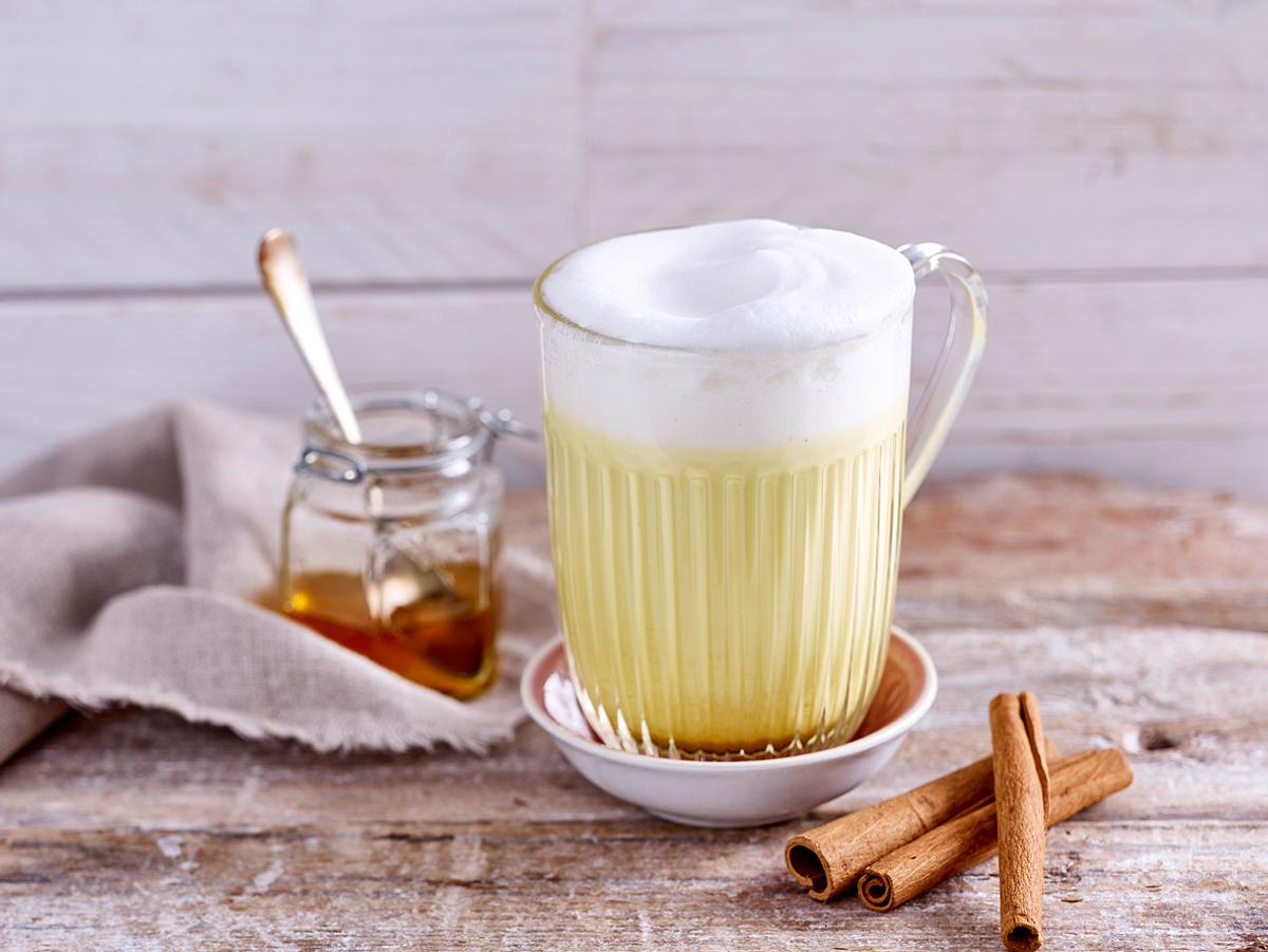 Winterlicher Cocktail: Kurkuma Latte als Eierpunsch Alternative.