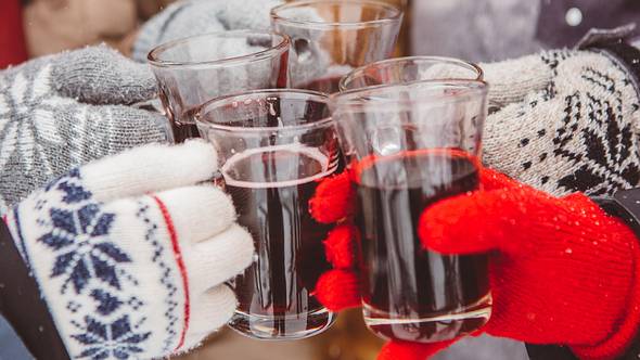 Winterliche Cocktails: 10 leckere Drinks für die Winterzeit. - Foto: iStock/svetikd