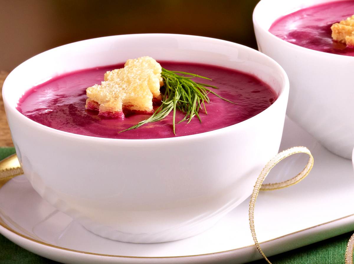 Winterliche Hokkaido Suppe mit Rote Bete und Knusper-Tannenbäumen