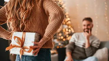 Wir schenken uns nichts Geschenke: Bild mit einem Pärchen an Weihnachten - Foto: iSTock/standret Wir schenken uns nichts Geschenke: Bild mit einem Pärchen an Weihnachten - Foto: iSTock/standret