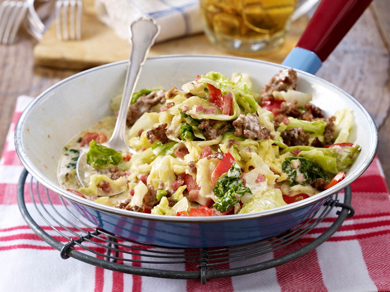 Manchmal muss es einfach der Klassiker unter den Wirsing-Hack-Pfannen sein und hier kommt das passende Rezept.