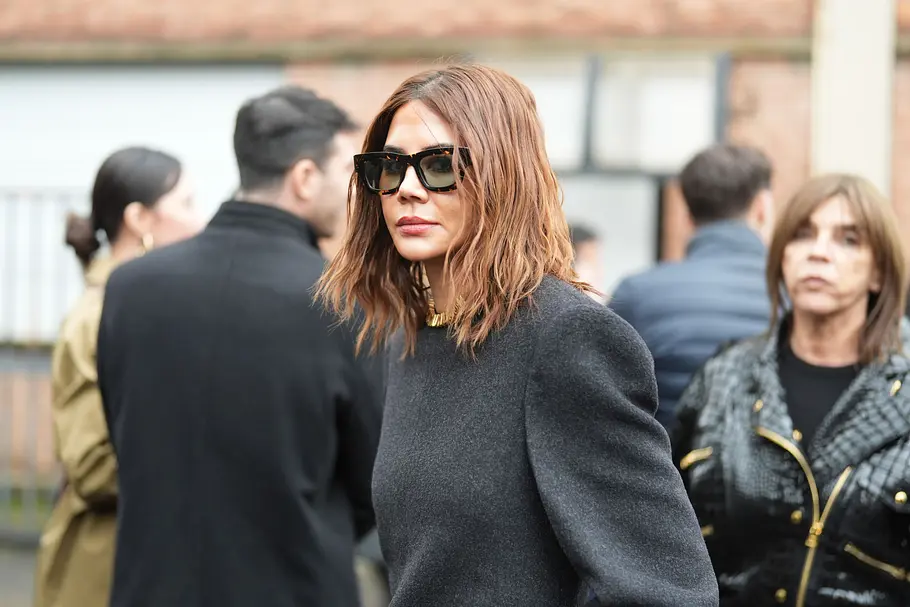 Frau trägt den Wispy Bob als Long Bob-Variante.