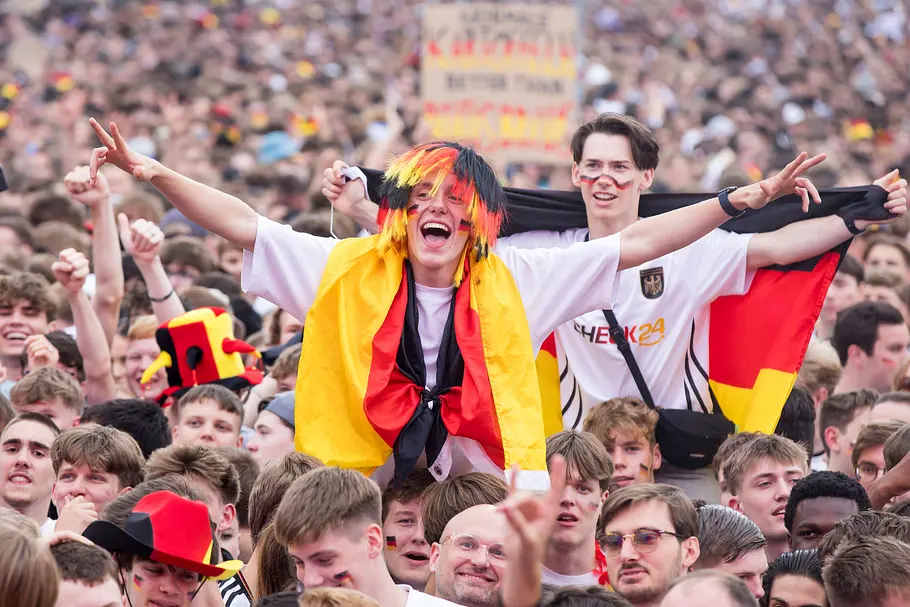 WM 2026: Fahnen, Hupen & Autokorso – Was ist wirklich erlaubt und was verboten? Jubelnde Deutschland-Fußball-Fans auf der Fanzone beim Brandenburger Tor in berlin.