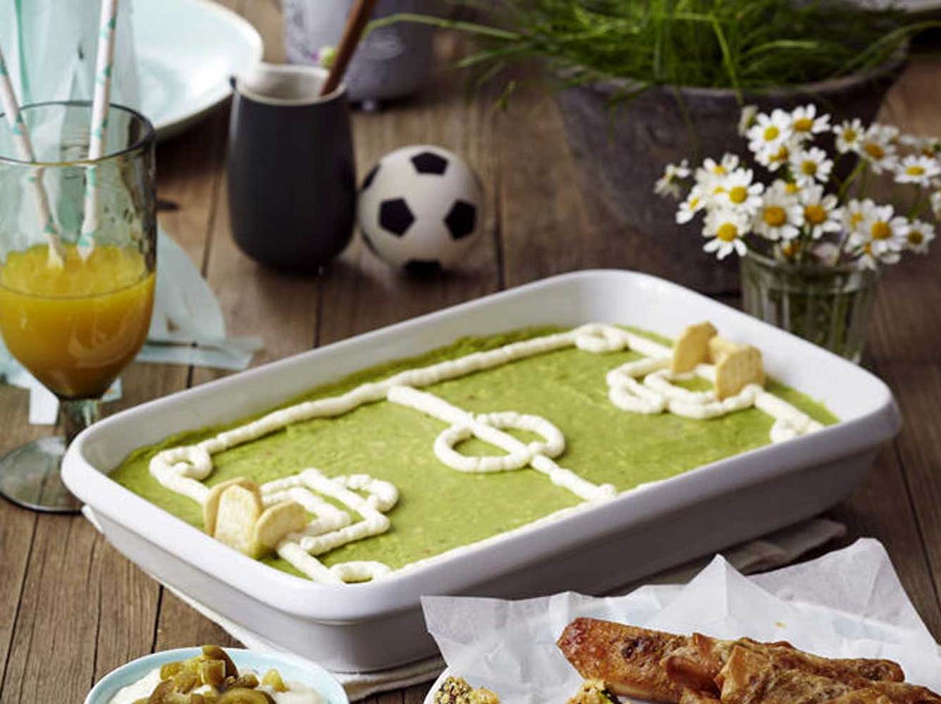 Ein Fußballfeld ganz aus Guacamole - dieses WM-Rezept lieben wir! Ein Fußballfeld ganz aus Guacamole - dieses WM-Rezept lieben wir!