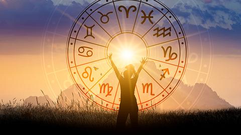Drei Sternzeichen haben das allerbeste Wochenende - Foto: sarayut/iStock