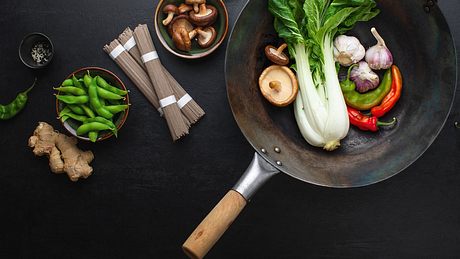 Im Wok kannst du zahlreiche leckere Gerichte zaubern. - Foto: Fattyplace/iStock