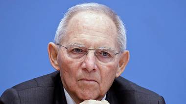 Wolfgang Schäuble wurde am 12. Oktober 1990 Opfer eines Attentats. Das war der Moment, der alles veränderte... - Foto: IMAGO / Reiner Zensen