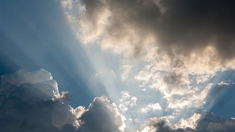 Sonnenstrahlen der verdeckten Sonne bahnen sich ihren Weg durch die Wolkendecke - Foto: Frank Wagner/iStock