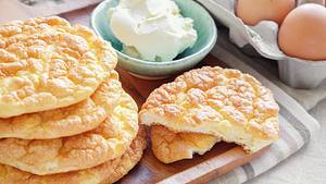 Cloud bread, Oopsie bread , Keto, ketogenic diet, paleo, low carb high fat - Foto: ThitareeSarmkasat/iStock