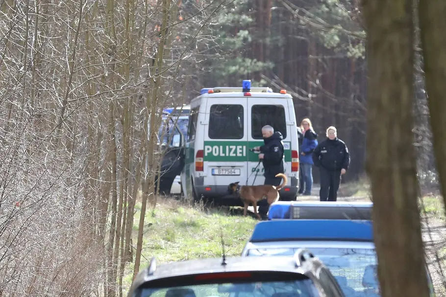 Wolzig - Hundertschaft durchkämmt Waldgebiet nach Rebecca Reusch