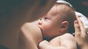 Baby trinkt an der Brust - Foto: Monashee Alonso / iStock