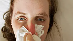 Stark erkältete Frau putzt sich die Nase (Themenbild) - Foto: MediaProduction/iStock Stark erkältete Frau putzt sich die Nase (Themenbild) - Foto: MediaProduction/iStock