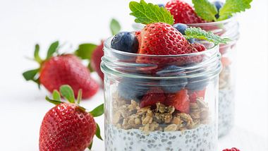 Erdbeer-Knusper-Joghurt hält deinen Blutzuckerspiegel stabil und hilft so dabei, Heißhungerattacken zu vermeiden. - Foto: iStock
