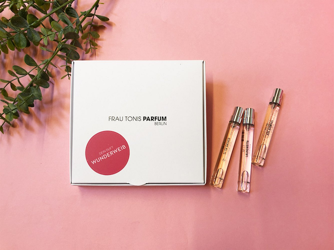 Alle drei Duftnoten sind Eau de Parfums, die du - ganz nach Belieben - pur oder in Kombination miteinander trägst. Alle drei Duftnoten sind Eau de Parfums, die du - ganz nach Belieben - pur oder in Kombination miteinander trägst.