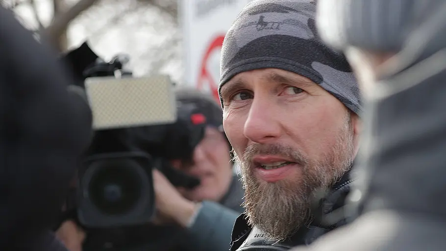 Wurde die Expertise von Robert Marc Lehmann überschätzt? Meeresbiologe Robert Marc Lehmann umgeben von Kameras.