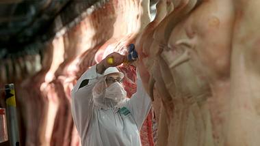 In einer Fleischfabrik in NRW kam es zu einer Corona-Masseninfektion. - Foto: imago images / Bild13
