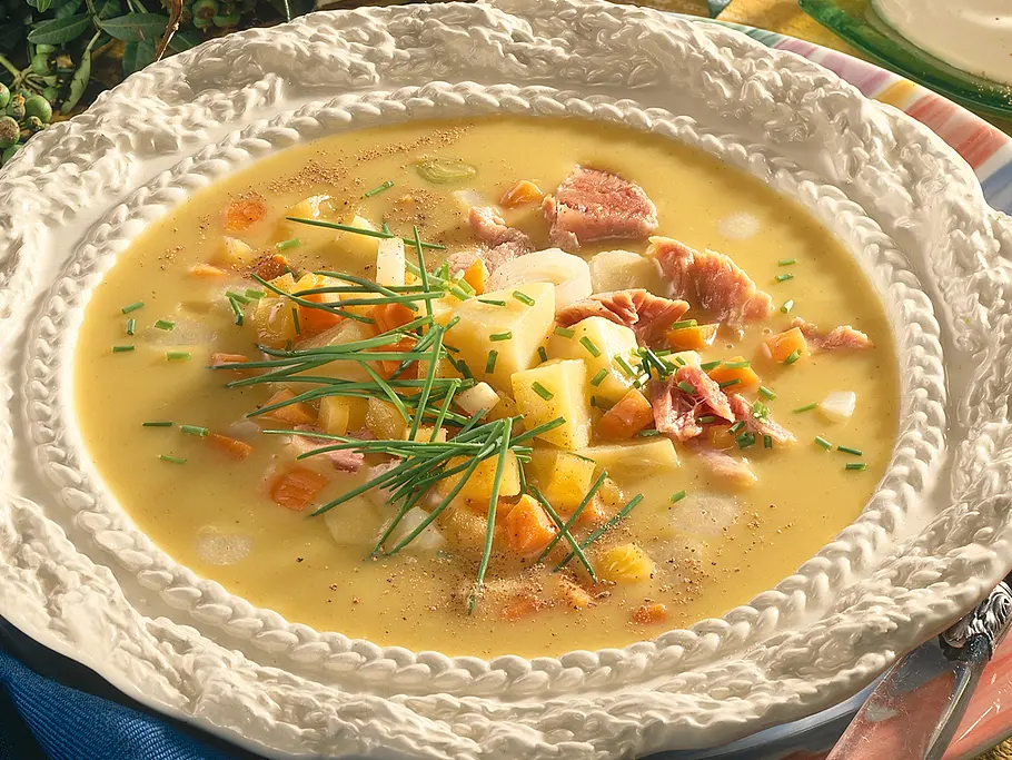 Würzige Kürbis-Kartoffel-Suppe mit Eisbeinfleisch Würzige Kürbis-Kartoffel-Suppe mit Eisbeinfleisch