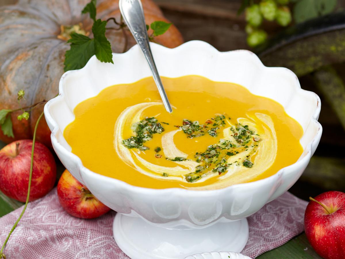 Würzige Kürbissuppe mit Apfel-Pesto