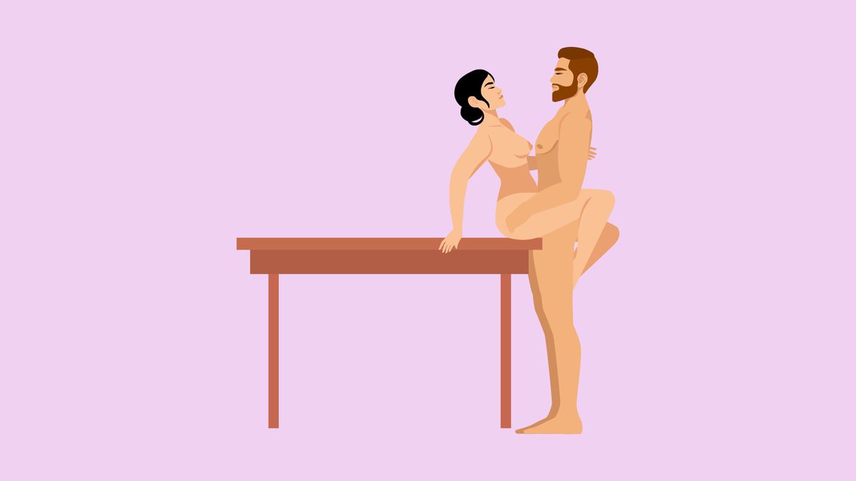 Mann und Frau haben Sex auf einem Tisch.